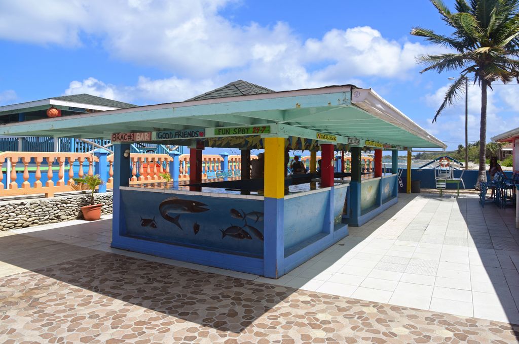Eine Bar f&uuml;r Lokals, Cayman Brac