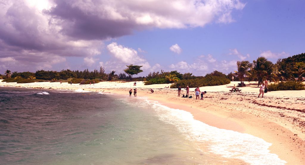 Ein Strand auf Cayman Brac