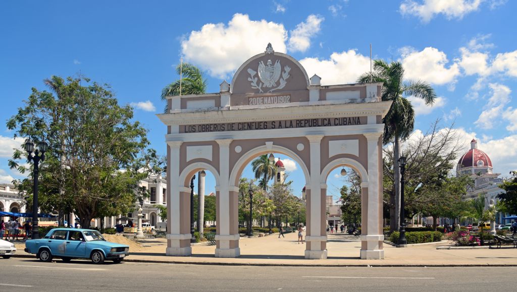 Der Triumphbogen vom Parque Jos&eacute; Mart&iacute; in Cienfuegos