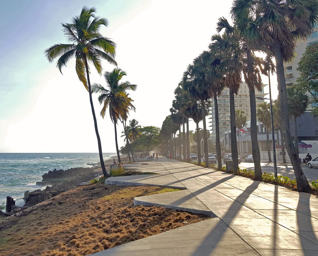 Entlang der Malec&oacute;n-Promenade von Santa Domingo