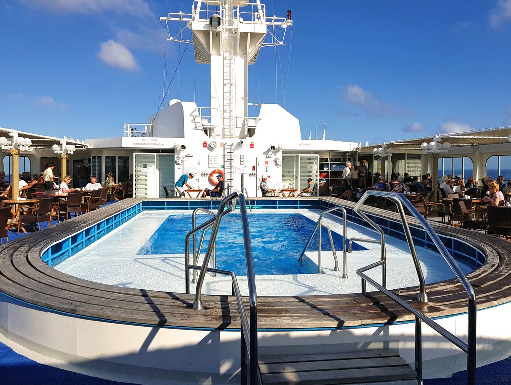Der Pool von der MS Hamburg