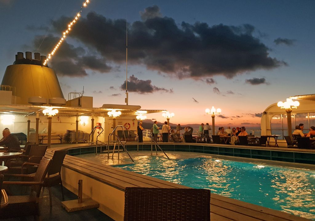 Der Pool von der MS Hamburg