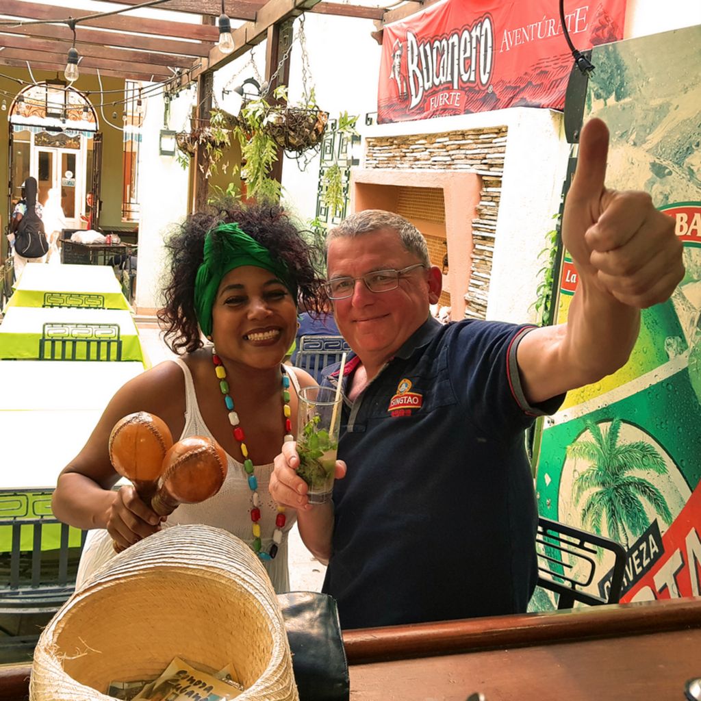 Zwei Insel-Sch&ouml;nheiten in Havanna (Handy-Bild)