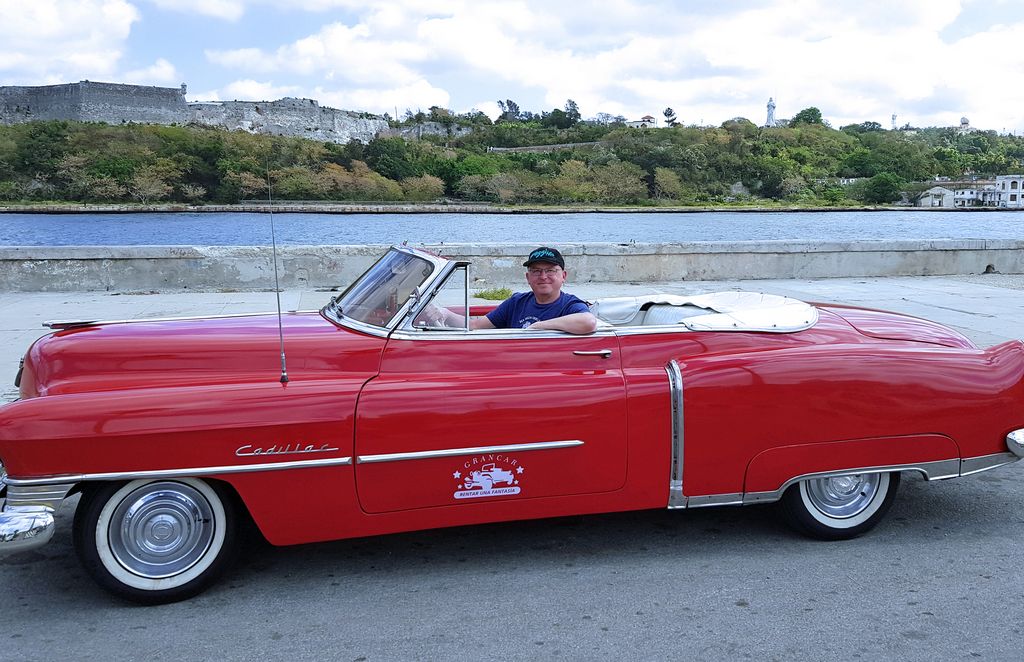 Zinni und sein Oldtimer in Havanna