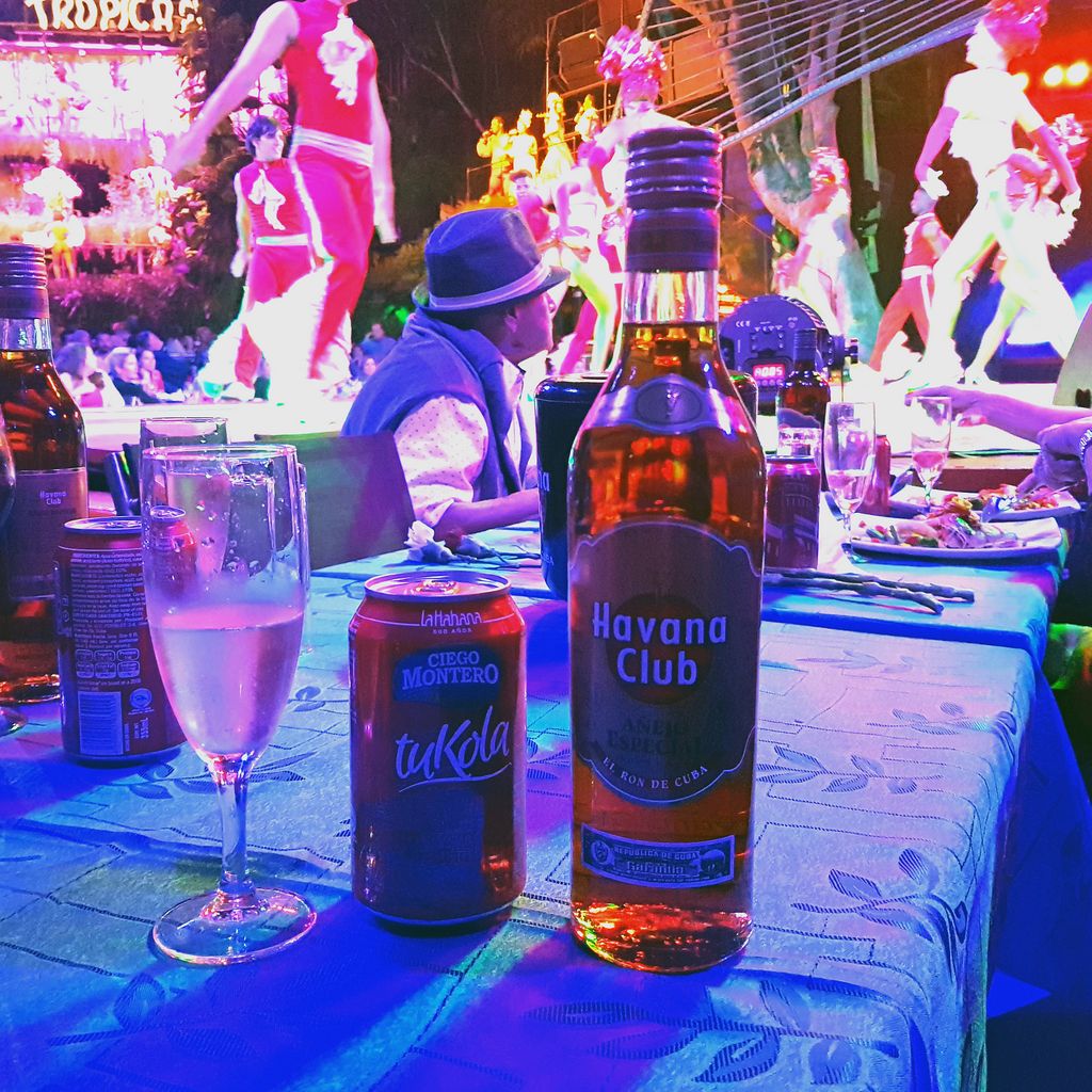 Gibt Schlimmeres (serviert w&auml;hrend der Tropicana Show in Havanna)