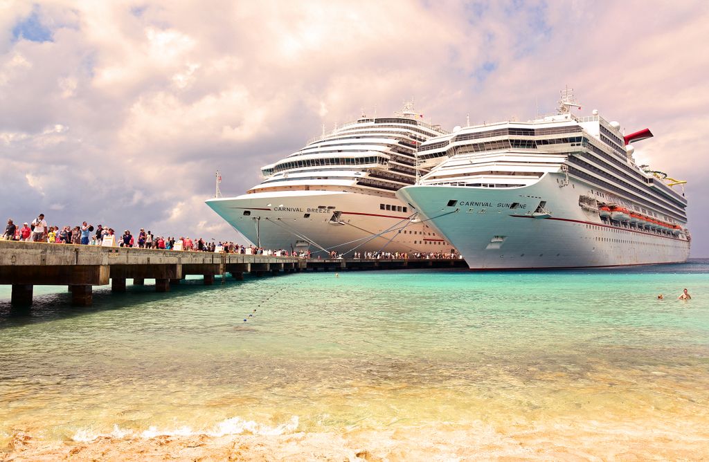 Zwei Riesenp&ouml;tte haben in Grand Turk angelegt