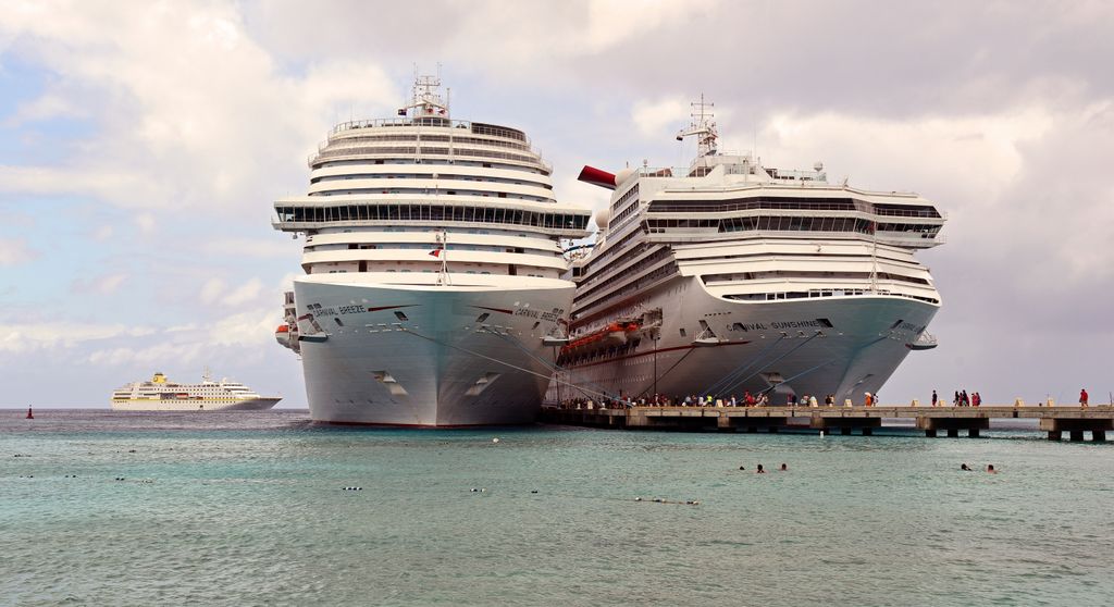 Die kleine MS Hamburg und zwei Riesenp&ouml;tte haben in Grand Turk angelegt